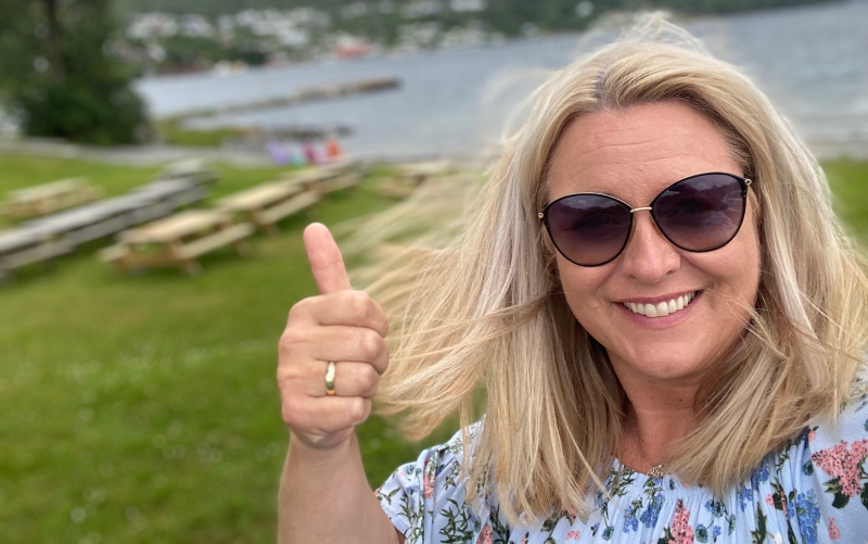 Monika Lindanger gir tommel opp - Klikk for stort bilde