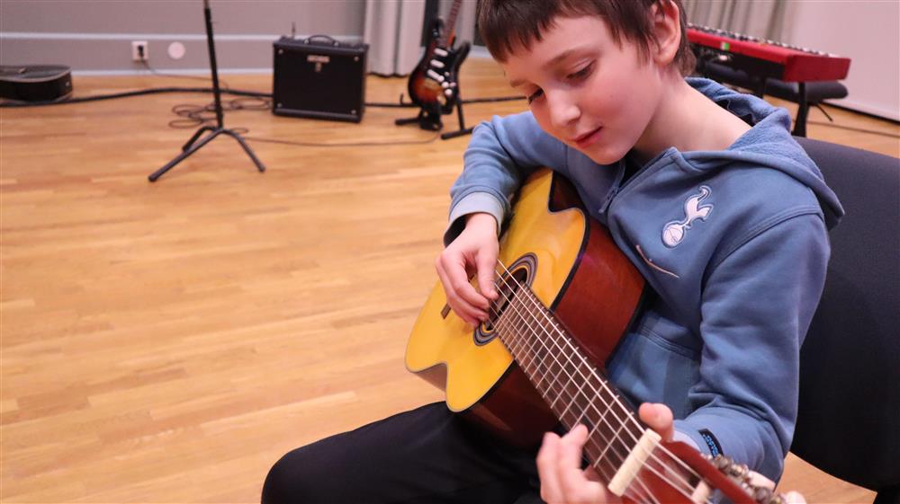 elev med gitar - Klikk for stort bilde