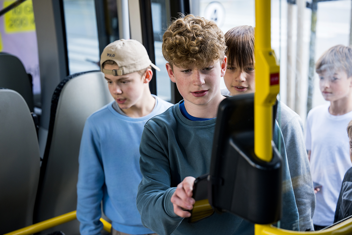 Ungdommer på en buss - Klikk for stort bilde