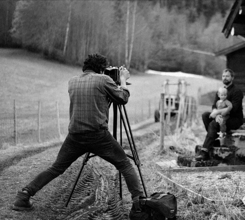 Luca Berti fotograferer mann med barn på fanget, sort hvitt bilde - Klikk for stort bilde