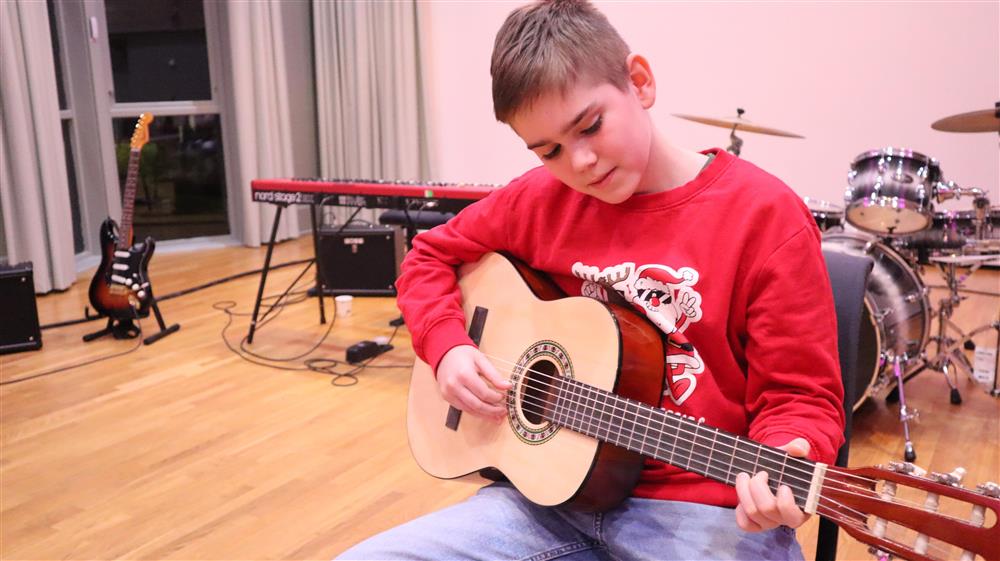 elev med gitar 2 - Klikk for stort bilde