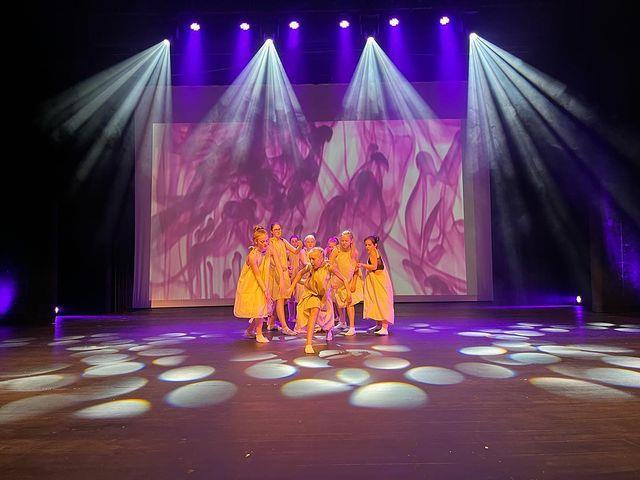 Dansere på scenen - Klikk for stort bilde